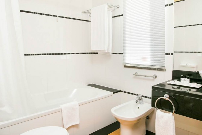 hotel-sintra-mezzanine-deluxe-suite-bathroom