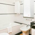 hotel-sintra-mezzanine-deluxe-suite-bathroom