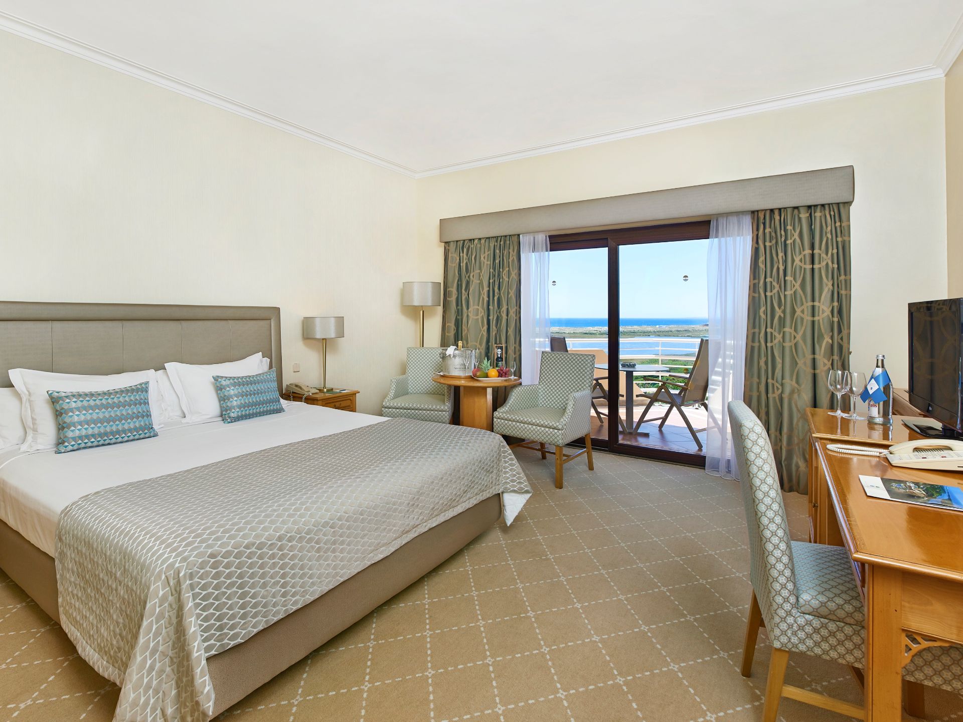 Hotel Quinta do Lago.015.Room Classic. Lagoon Side.jpg