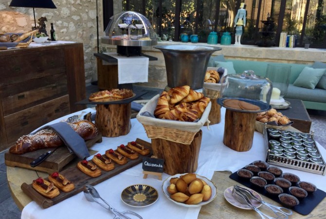 le-domaine-de-manville-hotel-cinq-etoiles-les-baux-de-provence-croissants-maison-1024x768