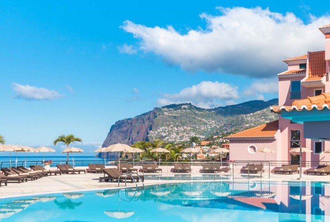 all-inclusive-hotel-funchal-near-beach-pool-overview