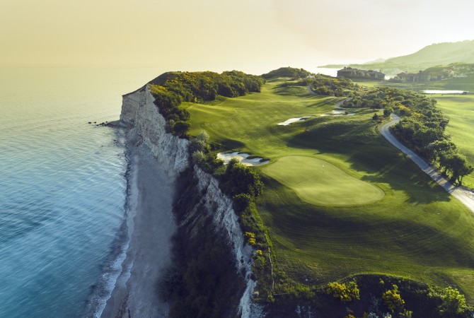 4-thracian-cliffs-golf-course-panorama-2