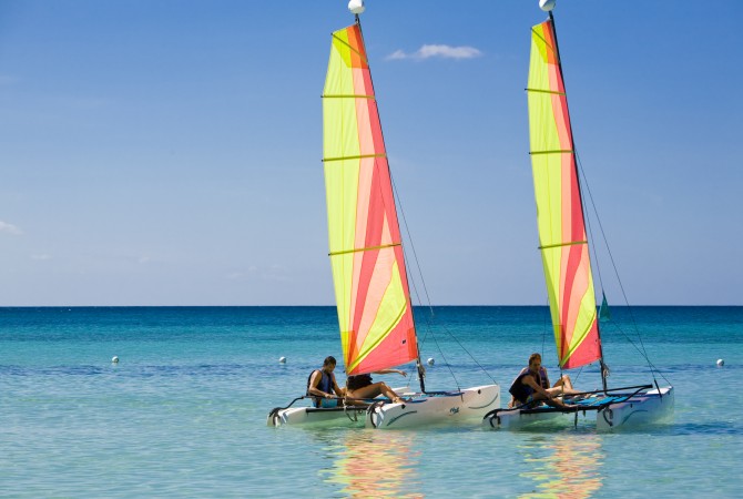 06-catalonia-royal-b-varo-catamaran-beach