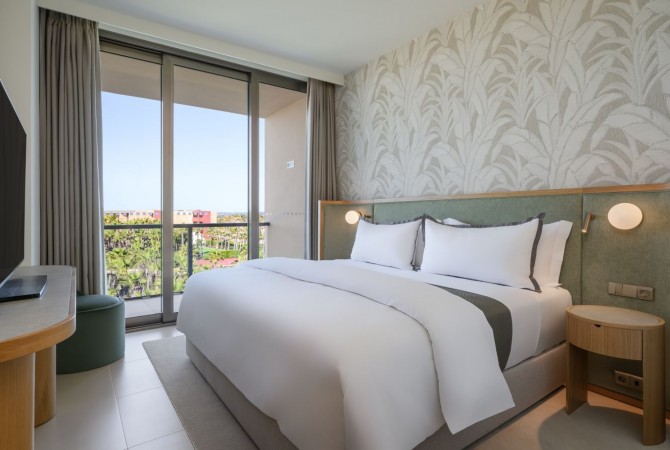 wi-faoaa-spacious-bedroom-27926-classic-hor